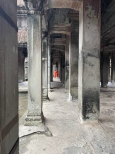 Ankor Wat met twee boeddhistische monniken in beeld