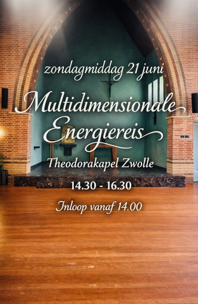 Interieur van de Theodorakapel met houten vloer en altaar, met witte tekst over een evenement: 21 juni, Multidimensionale Energiereis, Theodorakapel in Zwolle